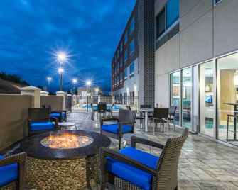 Holiday Inn Express & Suites Gainesville - Lake Lanier Area By IHG - Gainesville - Patio