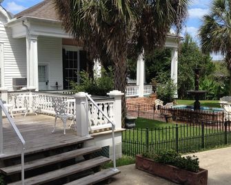 Stone House Musical B&B - נאצ'ז - פטיו