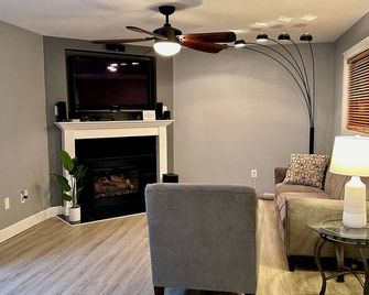 1 bedroom furnished apartment, great location, 10 minutes from Frontier Park. - Cheyenne - Living room