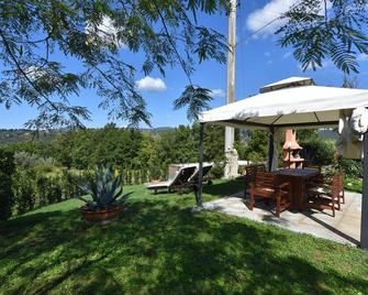 Family friendly vacation house for 6 , swimming pool, close to the sea - Montescudaio - Patio
