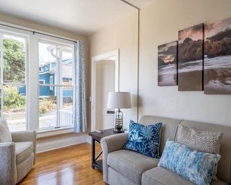 Saltbox - Pacific Grove House - Two Blocks to Beach and Downtown! - Pacific Grove - Living room