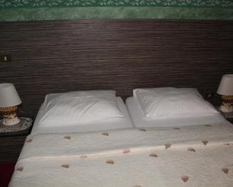 Hotel Grahor Depandance - Sežana - Schlafzimmer
