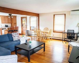 Entire House, Sleep 12, Garage, Fully Fenced Backyard - Nashua - Living room