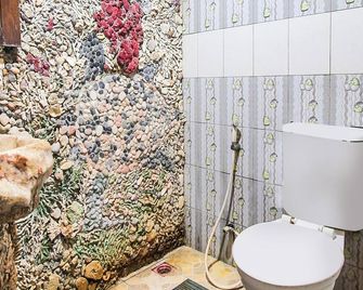 OYO 92083 Lailik Gilang Guesthouse - Pacitan - Baño