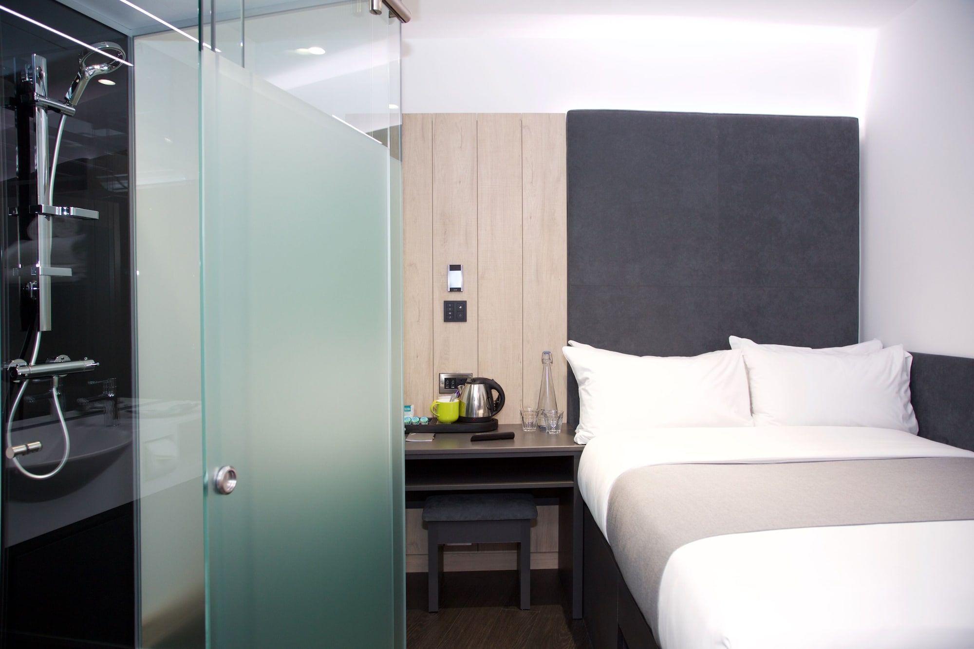 ذا س هوتل باث - باث - غرفة نوم