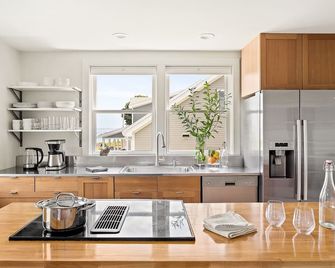 In-town, coastal + relaxing in Rockland - Rockland - Kitchen