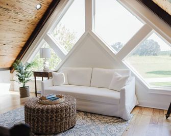 Georgia on My Mind Coastal farmhouse on 190 acres for total privacy - sleeps 12 - Jesup - Huiskamer