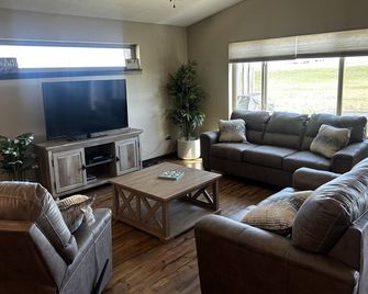 ~reduced monthly rates available!~3bedroom, 2bath~finished garage area - Arnolds Park - Living room