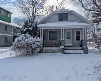 Cozy 1-bedroom house in overlooking the river close to downtown Northampton - Northampton - Gebäude