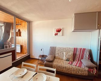 Apartment facing the mountains -la Belle étoile - 에느 - 거실