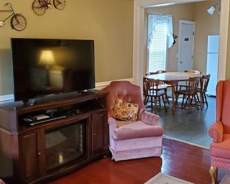 Coffee Street Inn - Lanesboro - Living room