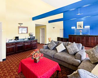 Americas Best Value Inn & Suites Mt. Pleasant - Mount Pleasant - Вітальня