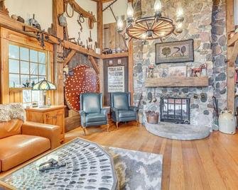Spacious Dalton Vacation Rental with Deck and Yard! - Massillon - Living room