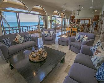 Private Oceanfront Delfin Estate w/ Pool by Mazatlan4rent - Mazatlán - Salon