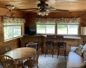 Deer Run, Gore Mountain, pool, steps from Loon Lake - Chestertown - Eetruimte