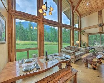 Pet-Friendly Eureka Getaway with Mountain Views - Eureka - Dining room