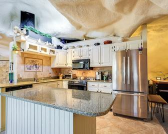 6 Mi to Arlington: 'Whimsical Stone Abode!' - Sandgate - Cocina