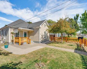 1 Mi to Downtown Walla Walla Home with Patio - Уолла-Уолла - Будівля
