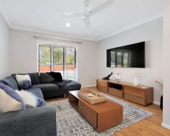 Pet friendly Hamptons style home walk to beach - Eli Waters - Sala de estar