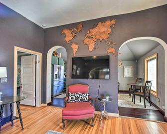 Historic Old Colorado City Home with Backyard! - Colorado Springs - Living room