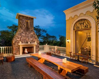 Le Méridien Mahabaleshwar Resort & Spa - Mahabaleshwar - Patio
