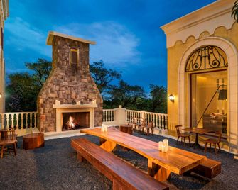 Le Méridien Mahabaleshwar Resort & Spa - מהבלשוואר - פטיו