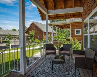 Dover Bay Barefoot Bungalow | 2 Bed, 2 Bath - Dover - Balcony