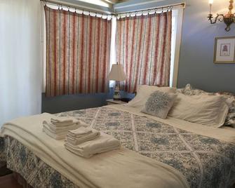 Happy House by the Sea - Aptos - Bedroom