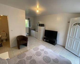 Charming 1-bed Apartment 20 Mins to Paris by Train - Goussainville - Living room
