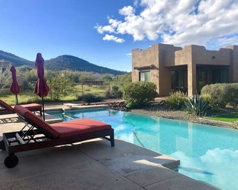 Casita Del sol, 1 BR 1BA-Sleeps 4. Minimum Stay 4 nights. Great North Phoenix - New River - בריכה