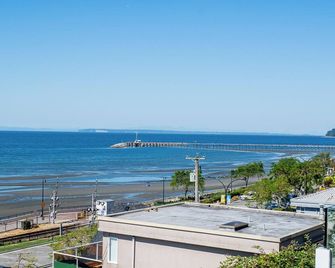 Oceanfront - Steps to Pier & Beach - Free Onsite Parking - White Rock