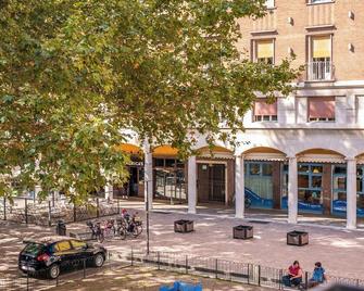 Altalena sulla piazza, un affaccio d'eccezione - Modena - Gebouw