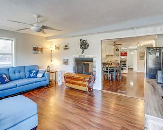 Lakefront Highland Home with Private Fishing Dock! - Hardy - Living room