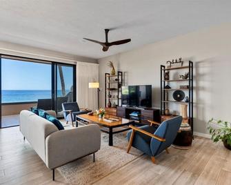 Beachfront Platinum Condo, updated. Gorgeous Ocean & Crater Views. Makena Surf. - Makena - 客廳