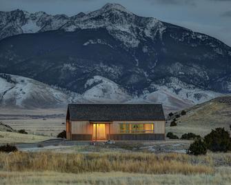 Erik's Ranch - Livingston - Building