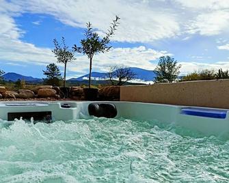Gîte de charme avec jacuzzi face au Mont Ventoux - Crestet - Piscina