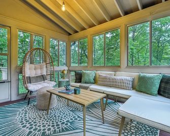 Hopskip Retro Chalet • Firepit • Weber Grill • Deck • Indoor Pools • Ski Slope - Bushkill - Salon