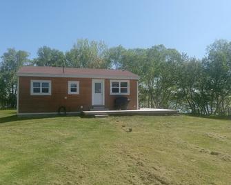 2-Bedroom Cottage On Lake Ainlsie Private Beach, Enjoy Fishing & Swimming. - Inverness - Building