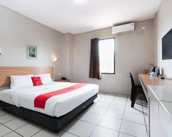 RedDoorz Plus at Hotel Ulin Samarinda - Samarinda - Ložnice