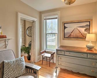 Bright Clear Lake Getaway, 4 Blocks to Downtown! - Clear Lake - Wohnzimmer