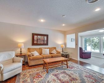 Lakefront Crossville Condo - Fish, Boat and Golf! - Fairfield Glade - Living room