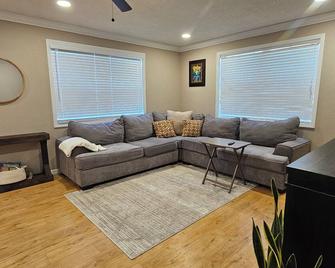 Peace and Comfort in this charming home in Live Oak, Florida - Live Oak - Huiskamer