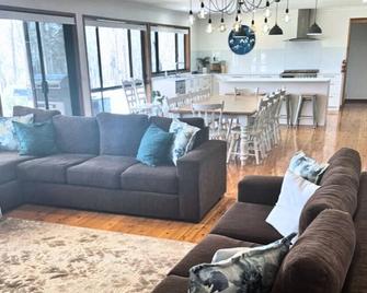 Bushland Escape: A rural bush setting on acreage suitable for small groups - Moruya - Living room