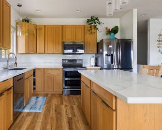 'Hina Hideaway', Views, AC, Walkable to Beach - Punaluu - Kitchen