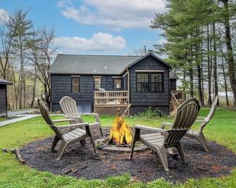 Charcoal Chalet by Avantstay A+ Design w/ Firepit - New Paltz - Patio