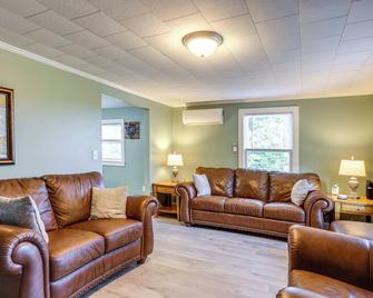 Charming Watkins Glen Home with Yard! - Watkins Glen - Living room