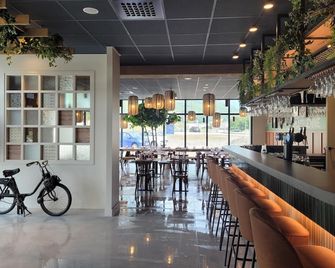 Best Western Coeur de Maurienne Hotel Restaurant & Spa - Saint-Jean-de-Maurienne - Bar