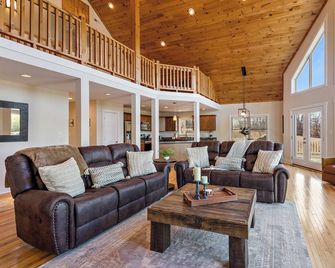 House Galini - Upscale, Outdoorsy Home with Great Amenities - Morganton - Soggiorno