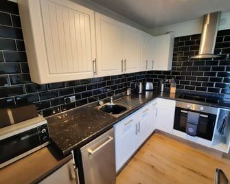 St Margaret's 2-Bed Chalet - Sleeps 4 & Pets ok - Dover - Kitchen