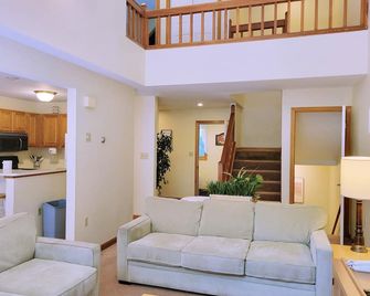 Spacious, multi-level, AC/FP, pet-friendly, swim club. F2603 by LRS - Lincoln - Living room